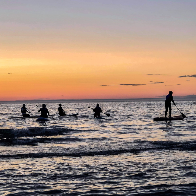coucher de soleil planche à pagaie