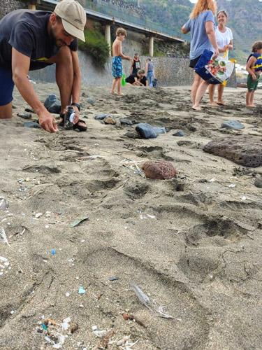 collecte microplastique sur les plages