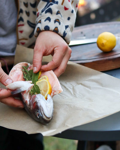 préparation d'une truite avec aromates