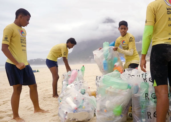 jeunes qui ramassent des déchets sur une plage de Rio