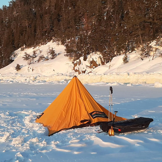 bâche en hiver avec configuration pyramidale