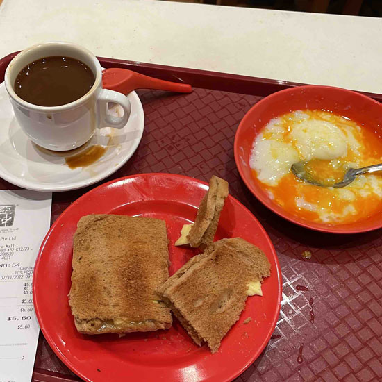 déjeuner à Singapour  un kaya toast