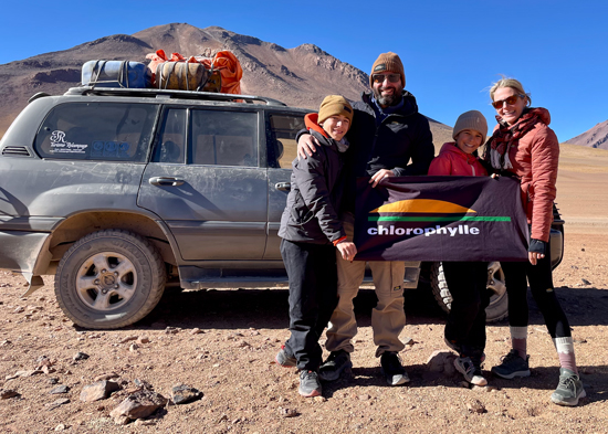 Famille devant un jeep en Bolivie
