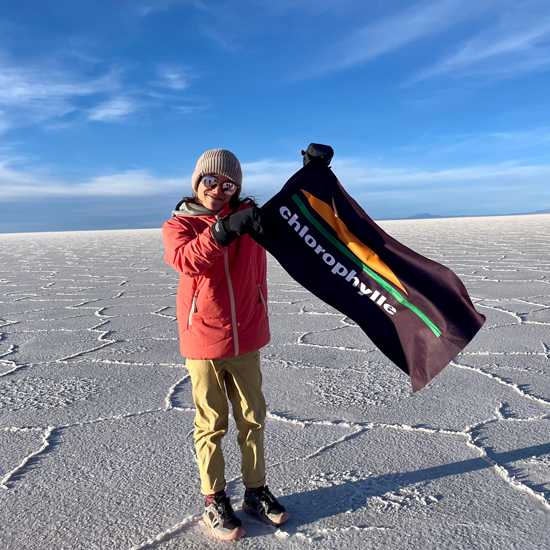 Jeune fille dans le désert de sel Uyuni en Bolivie