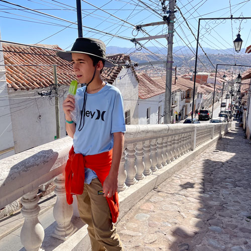 Jeune garçon qui mange une glace dans la rue d'une ville en Bolivie