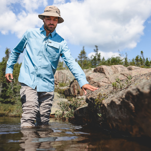 Homme avec vêtements anti-uv et antimoustisques