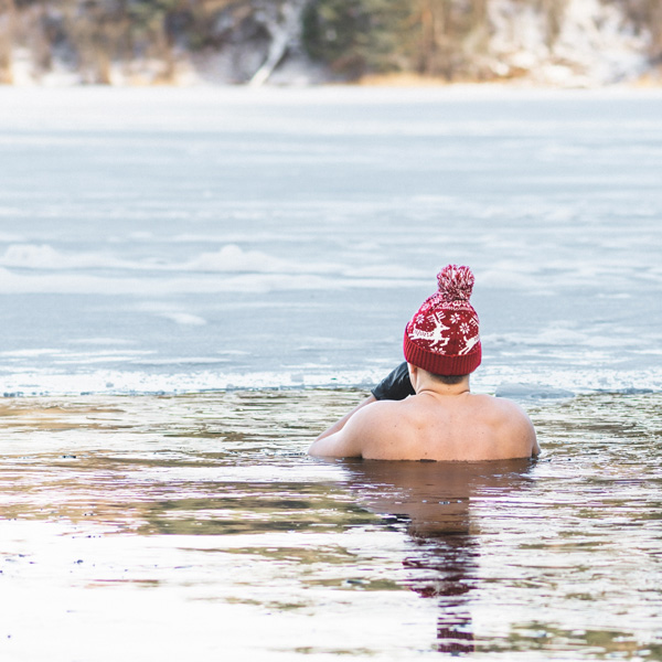 Homme qui se baigne dans un lac l'hiver