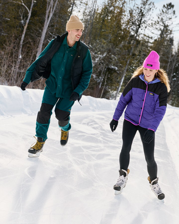 Couple en patin sur un sentier glacé