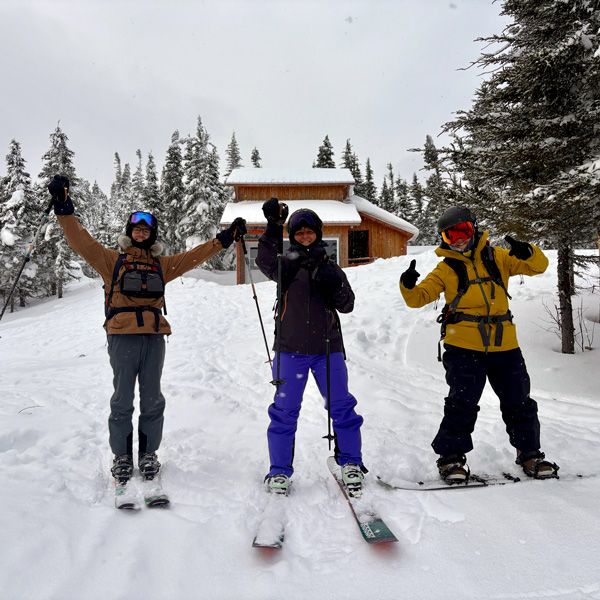 skieurs devant un refuge au Mont-Édouard