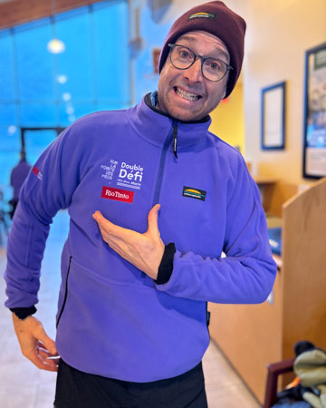 Homme portant un polar Chlorophylle reçu lors du Double défi des deux Mario. 