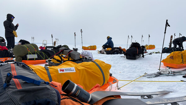 Pause pour les participants au Double défi des deux Mario sur le lac Saint-Jean en hiver