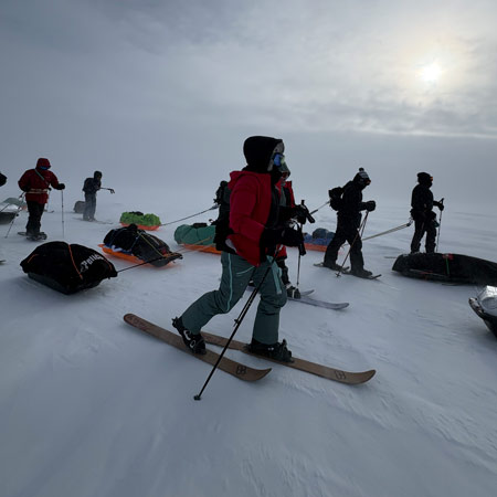 Participants en skis et en raquettes prenant part au Double défi des deux Mario