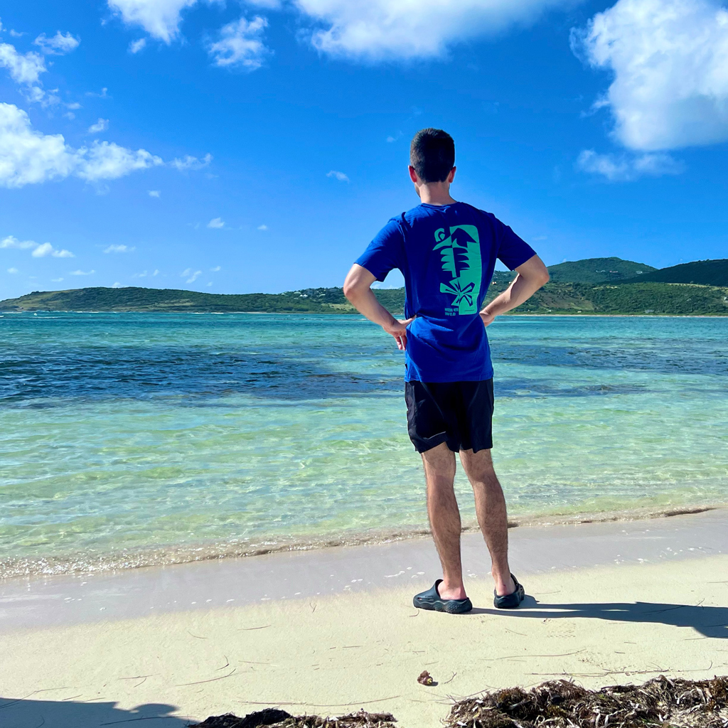 Homme sur une plage des Iles Saint-Martin avec un t-shirt Chlorophylle