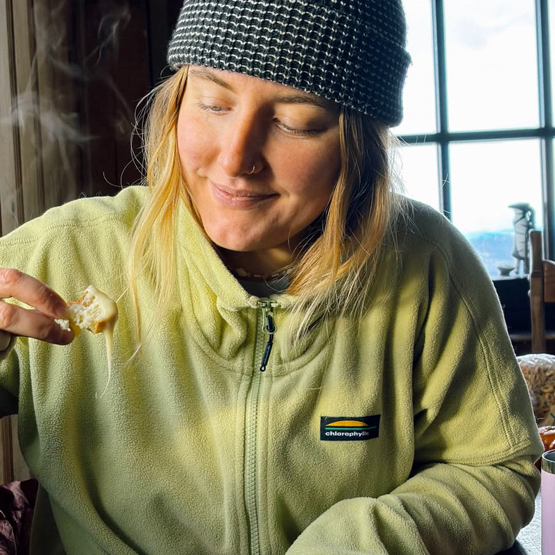 Femme dans un refuge portant un polar Chlorophylle