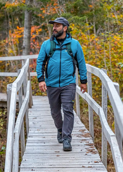 Alexis Nantel, an experienced hiker wearing Chlorophylle outdoor apparel