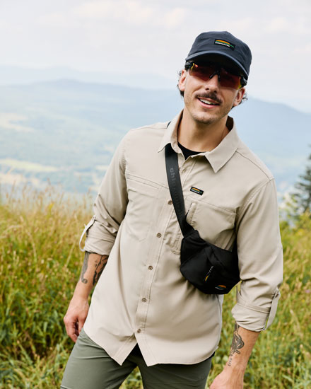 homme en randonnée pédestre avec des vêtements Chlorophylle à protection solaire